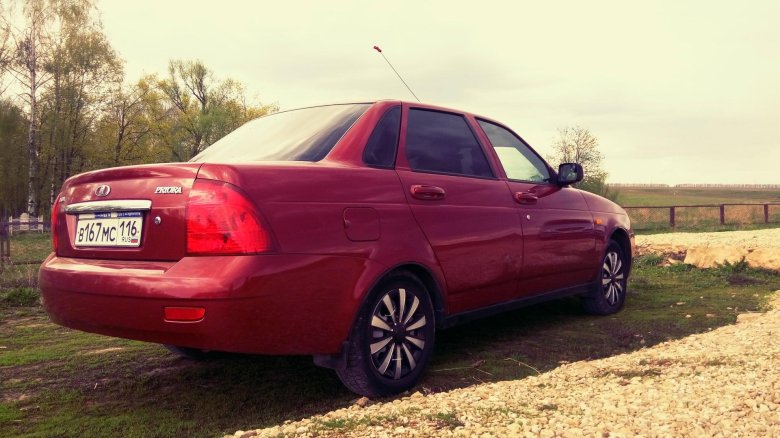 Лада приора красная