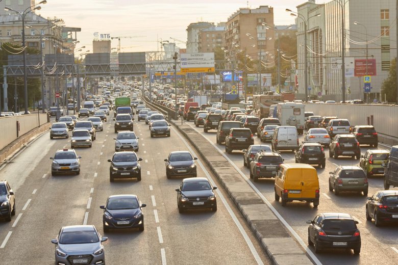 Машина на дороге