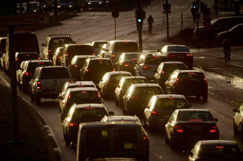 Поток машин на дороге