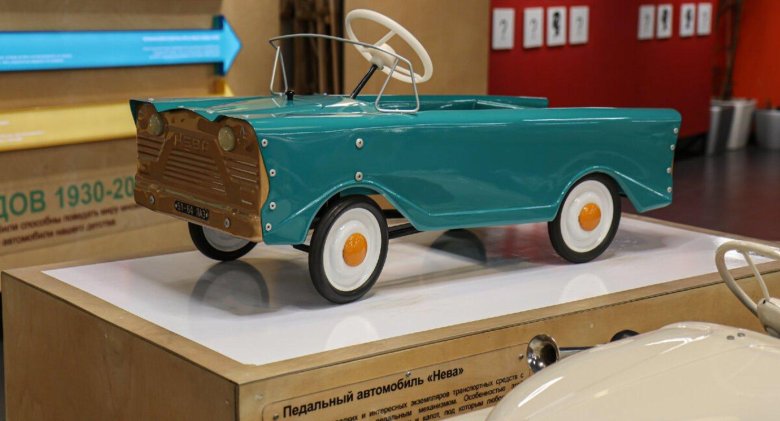 Педальный автомобиль нева