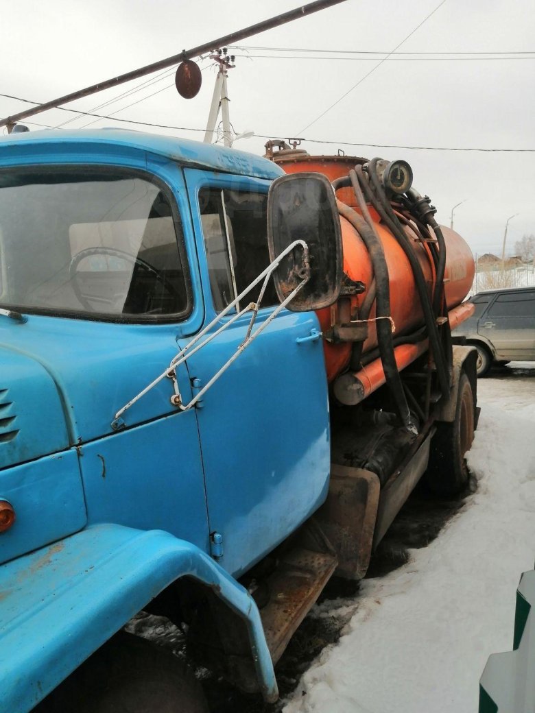 Грузовая машина которая помогает асенизатору