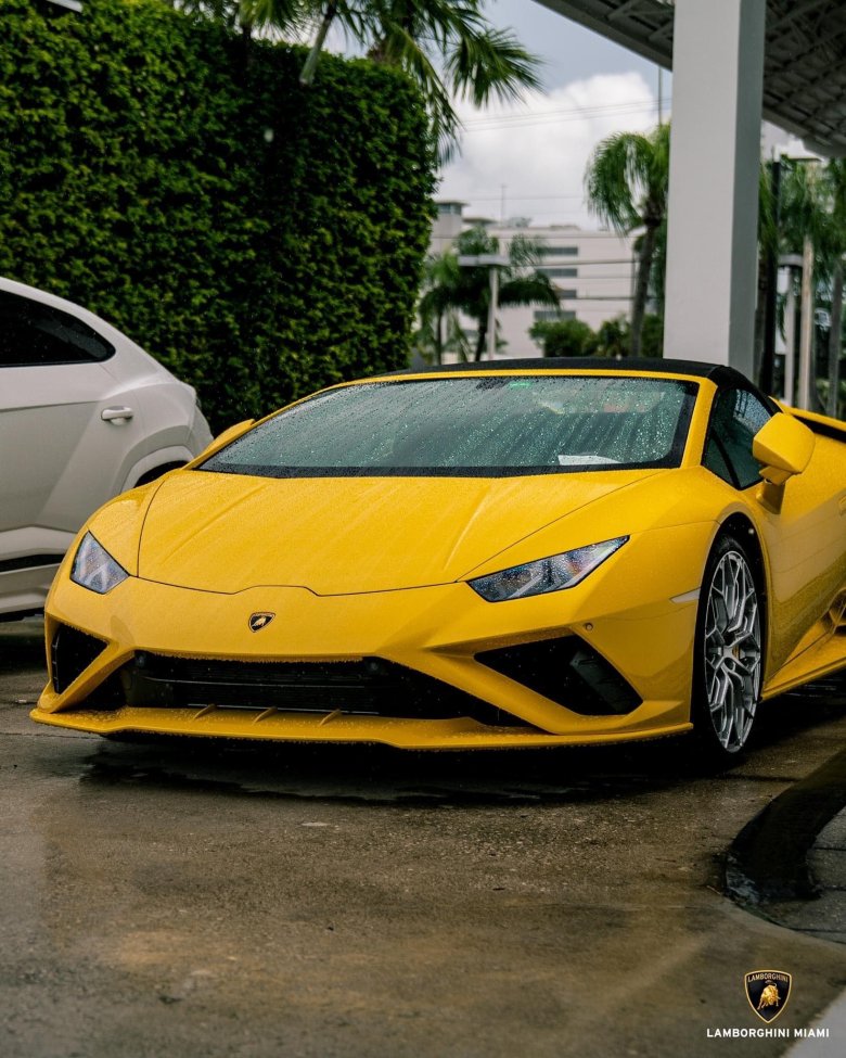 Lamborghini huracan yellow