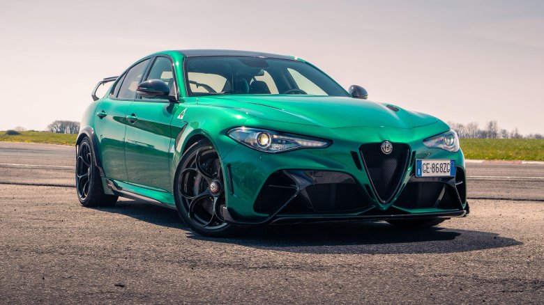 Alfa romeo giulia зеленая