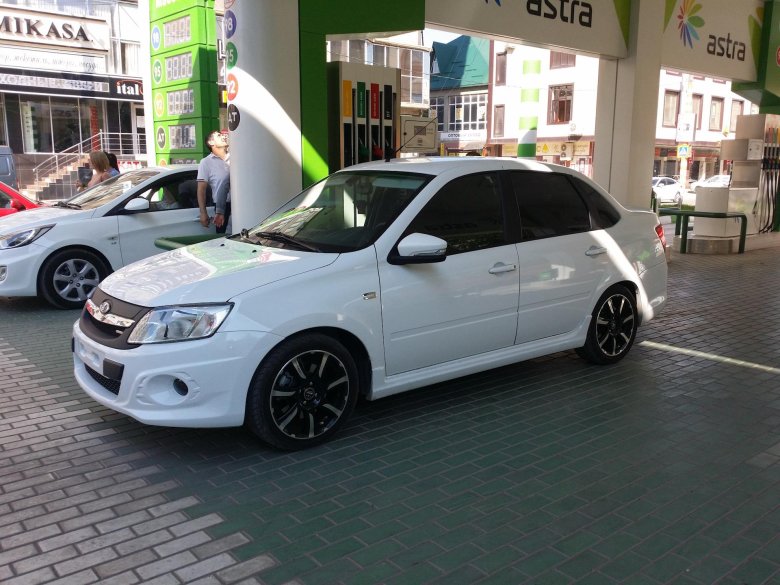 Лада гранта лифтбек белая  спорт