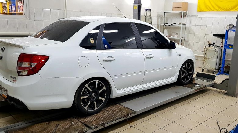 Лада гранта спорт седан белая