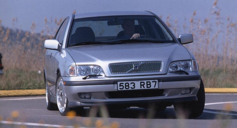 Volvo v40 i рестайлинг