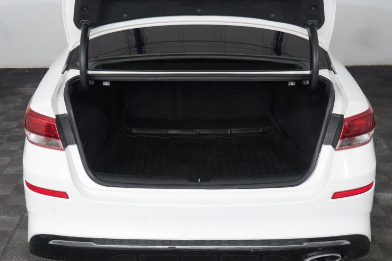 Белая киа оптима