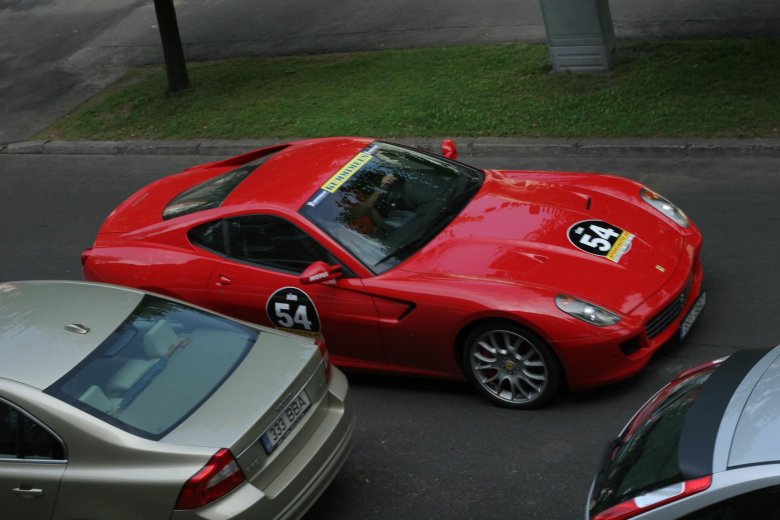 Автомобиль ferrari