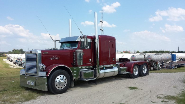 Грузовик peterbilt 389