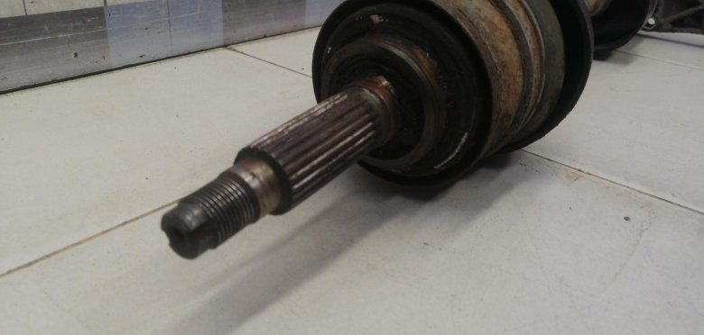 Полуось передний правый