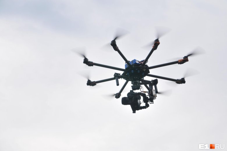 Дрон самолетного типа