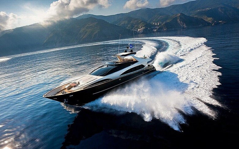 Яхта в море