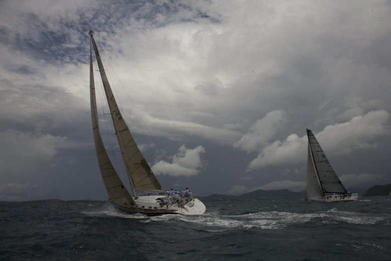 Парусная яхта в море