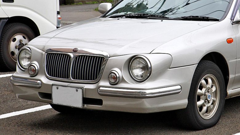 Машина с круглыми фарами