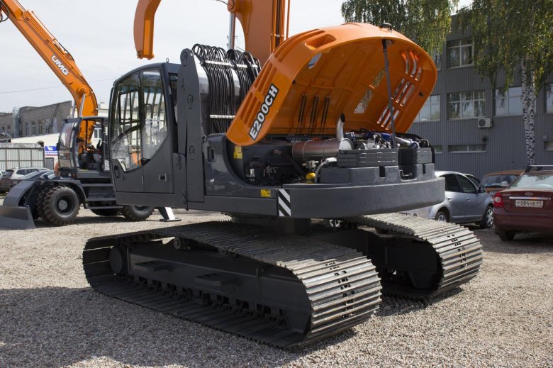 Гусеничный экскаватор umg e200c