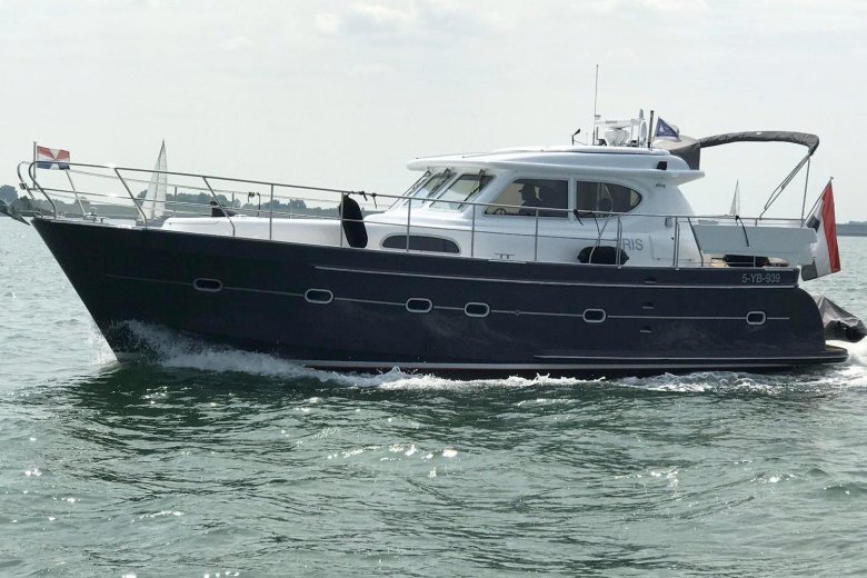 Яхта катер