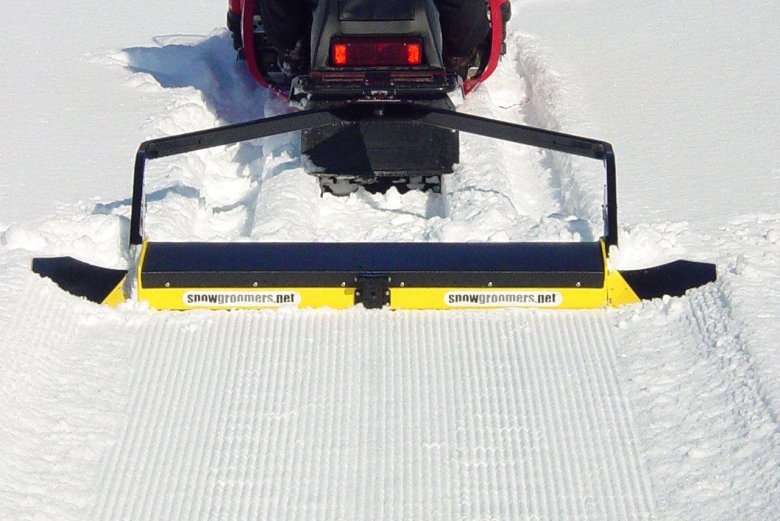 Snow groomer