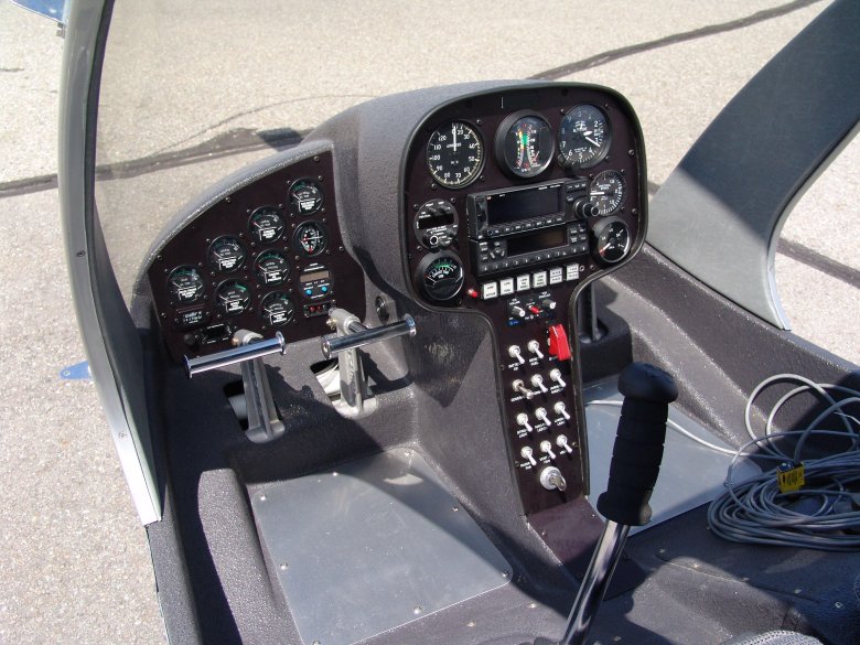 Кабина вертолета robinson r44