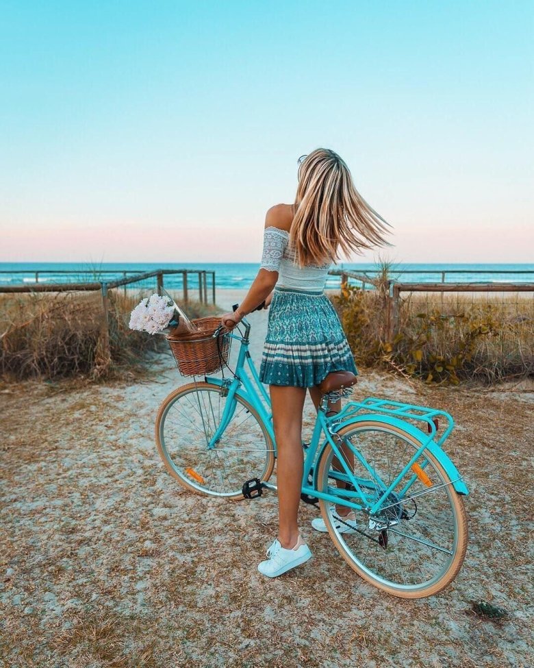 Девочка на велосипеде
