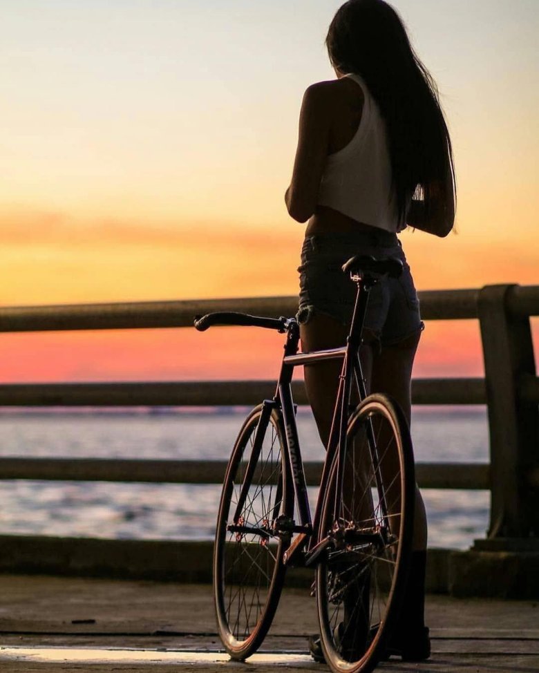 Девушка на велосипеде