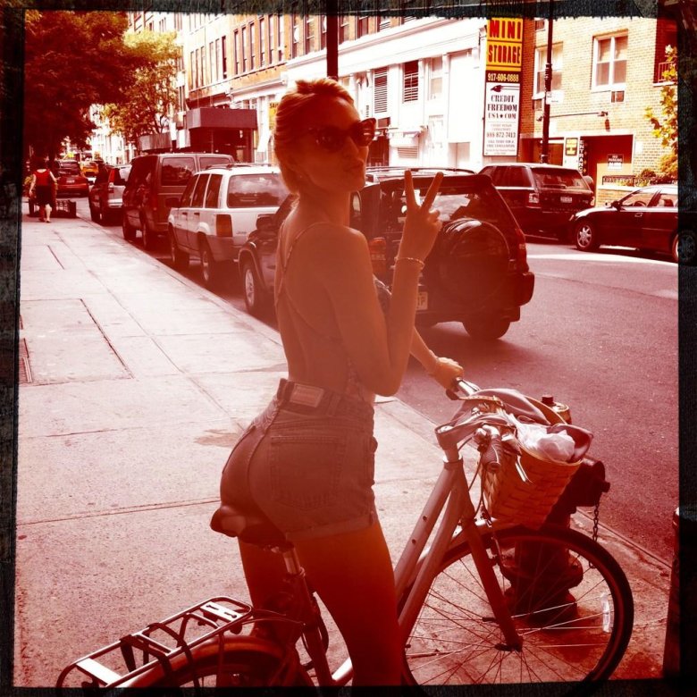 Девушка на велосипеде