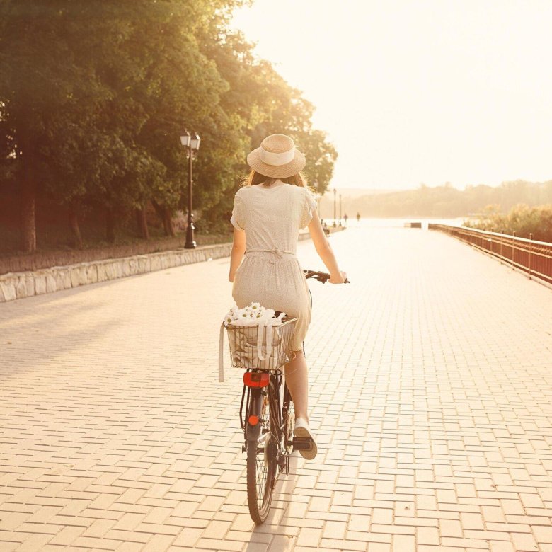 Девушка на велосипеде