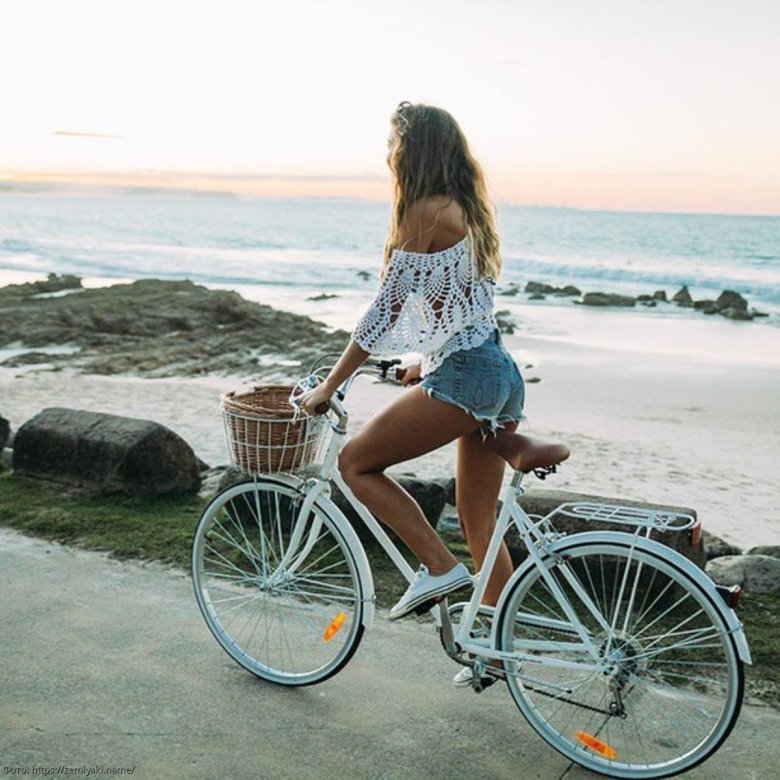 Брюнетка на велосипеде