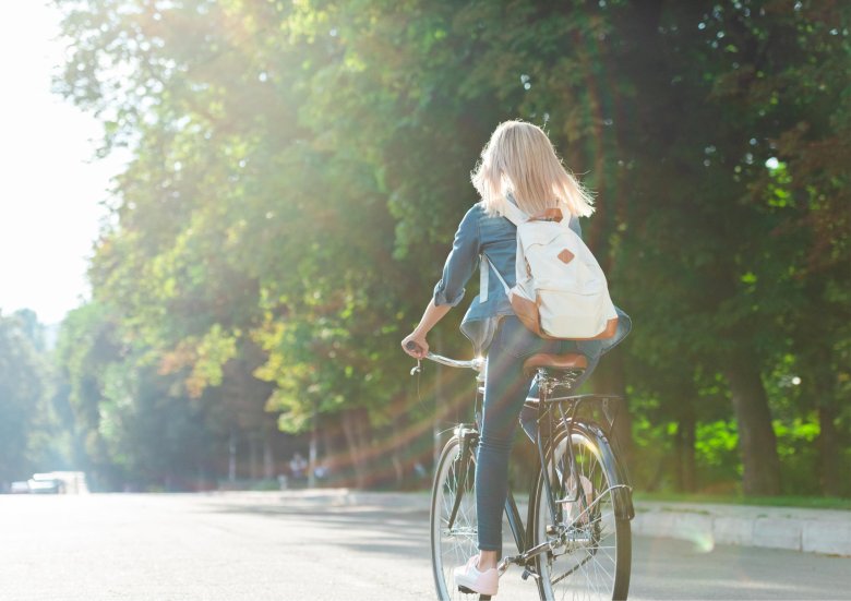 Блондинка на велосипеде со спины