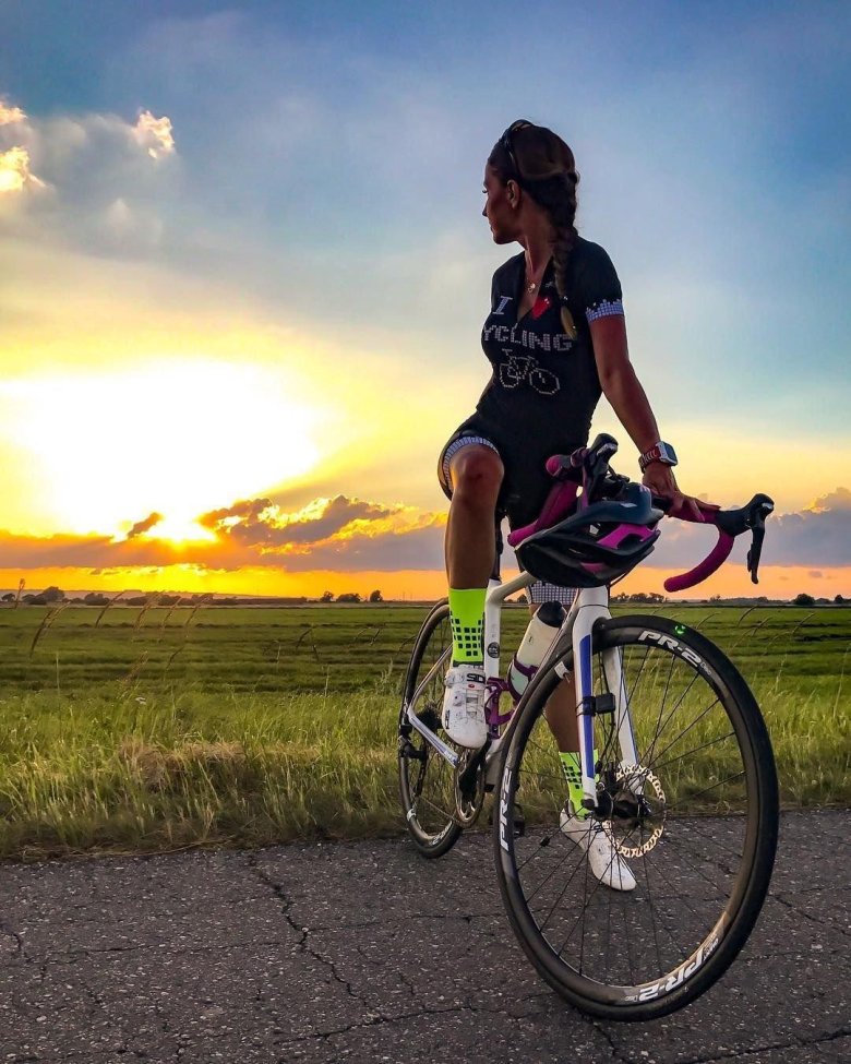 Фотосессия на велосипеде для девушки