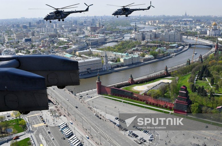 Вертолет над москвой