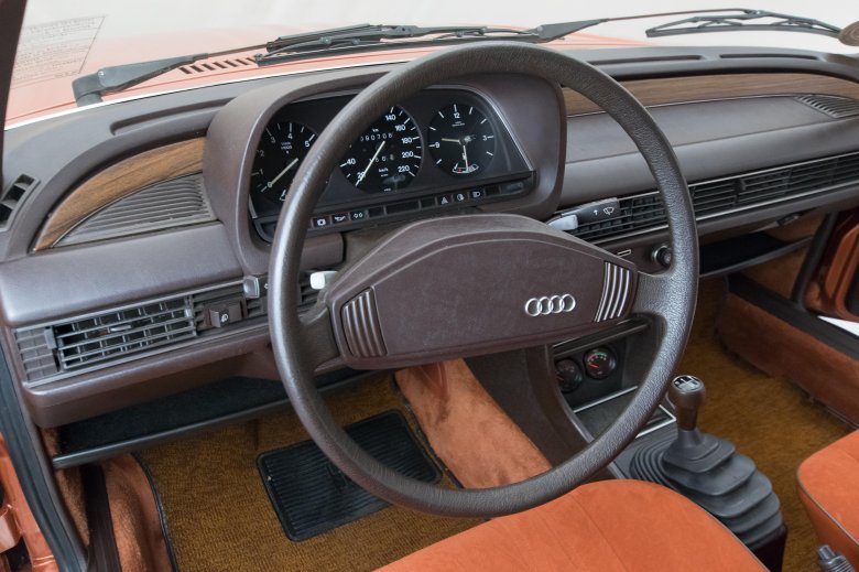 Audi 100 c2 interior