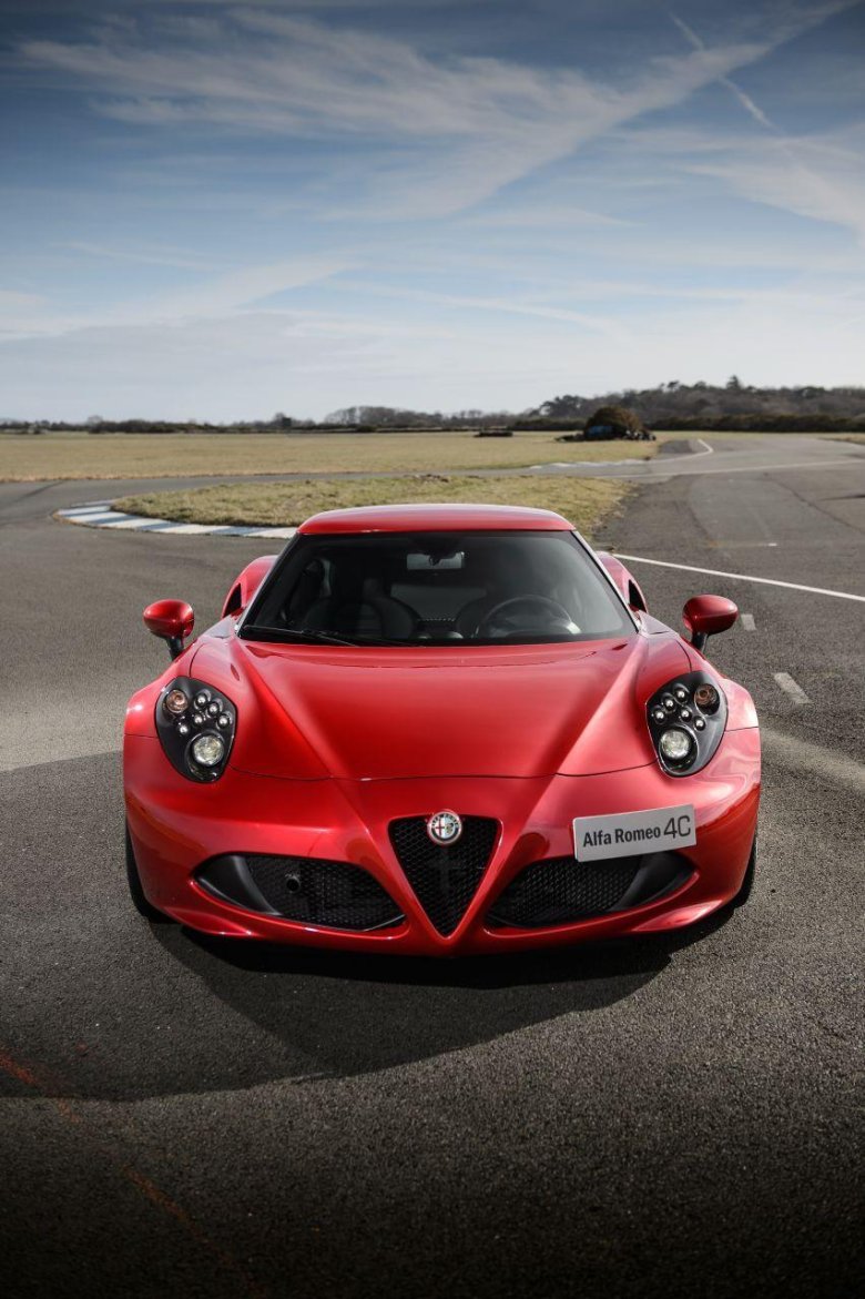 Машина alfa romeo 4c