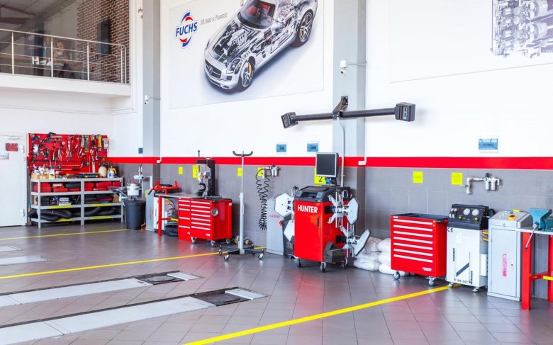 Интерьер автомастерской