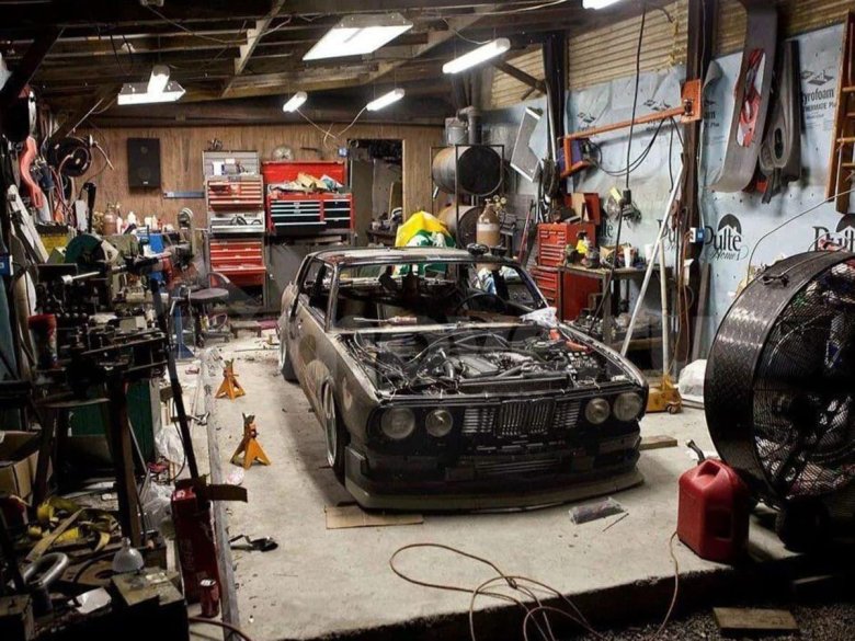 Машина в гараже