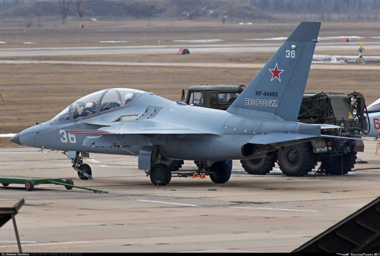 Учебный самолет як 130