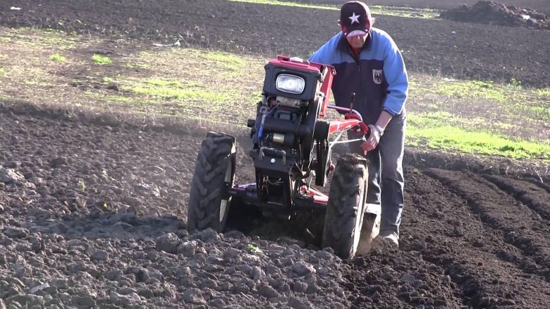 Мотокультиватор вспашка земли
