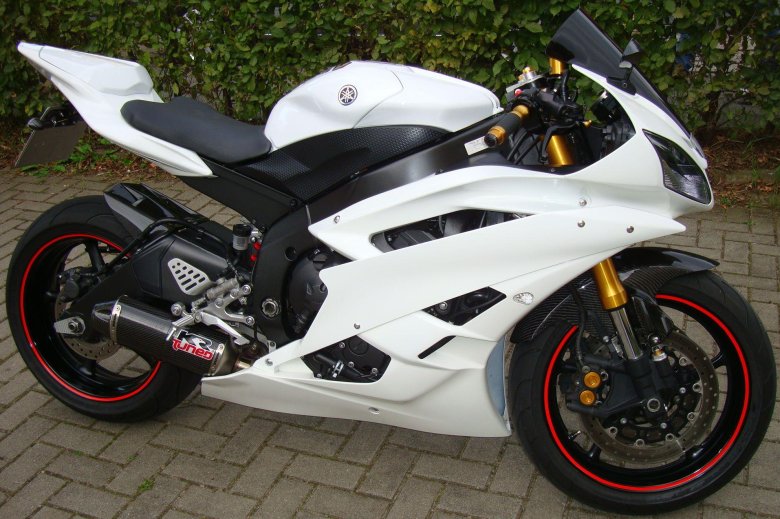 Белый мотоцикл