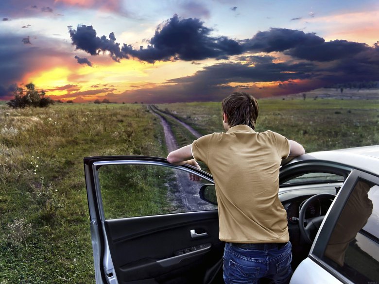 Парень на машине