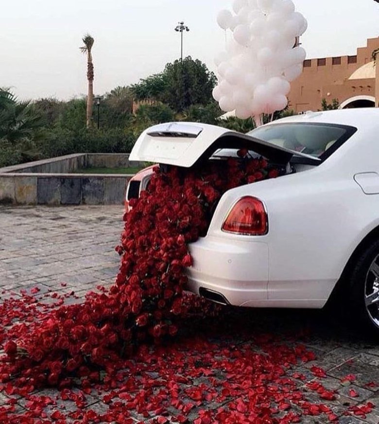 Машина с цветами