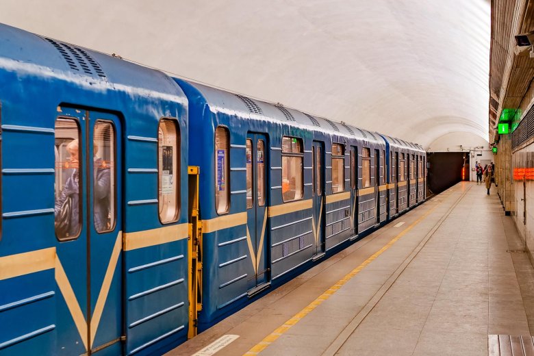Вагон метро питер