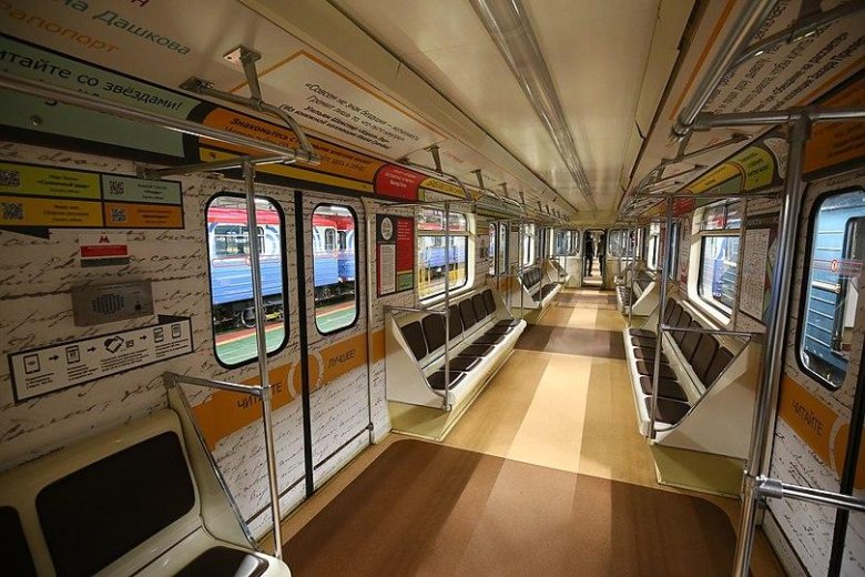Метро поезд москва