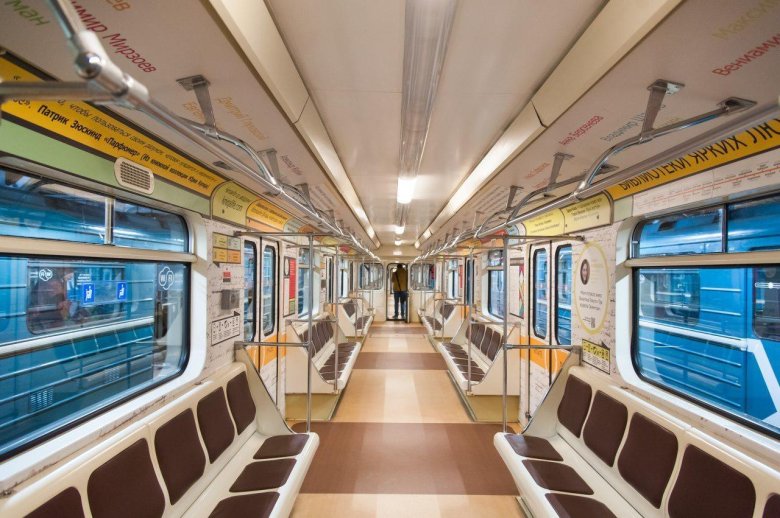 Метропоезд нева внутри