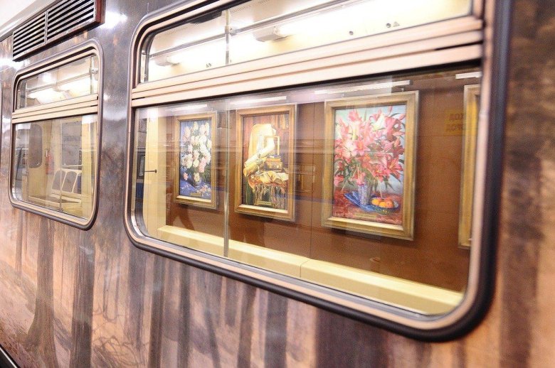 Вагон картинная галерея в московском метро