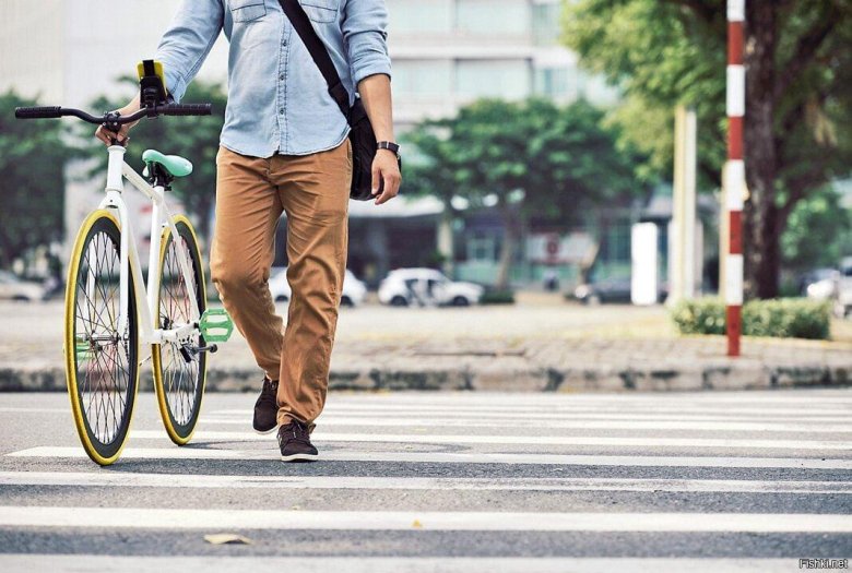 Велосипедист на дороге