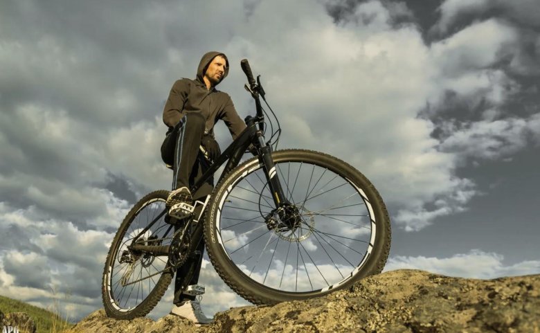 Парень на велосипеде