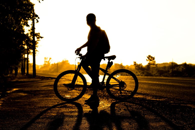 Велосипедист на закате
