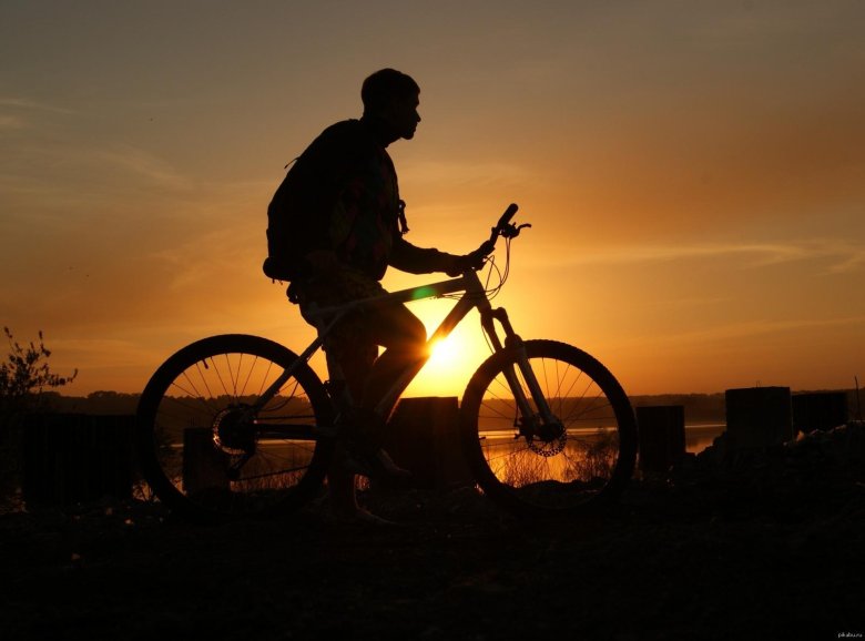 Велосипед на рассвете