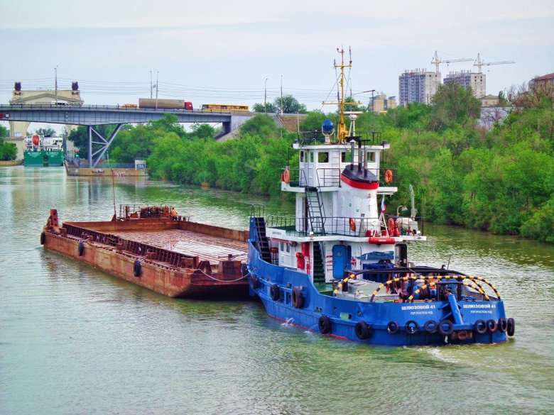 Шлюзовой судно