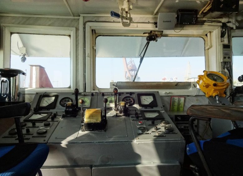 Кабина рулевого на судне