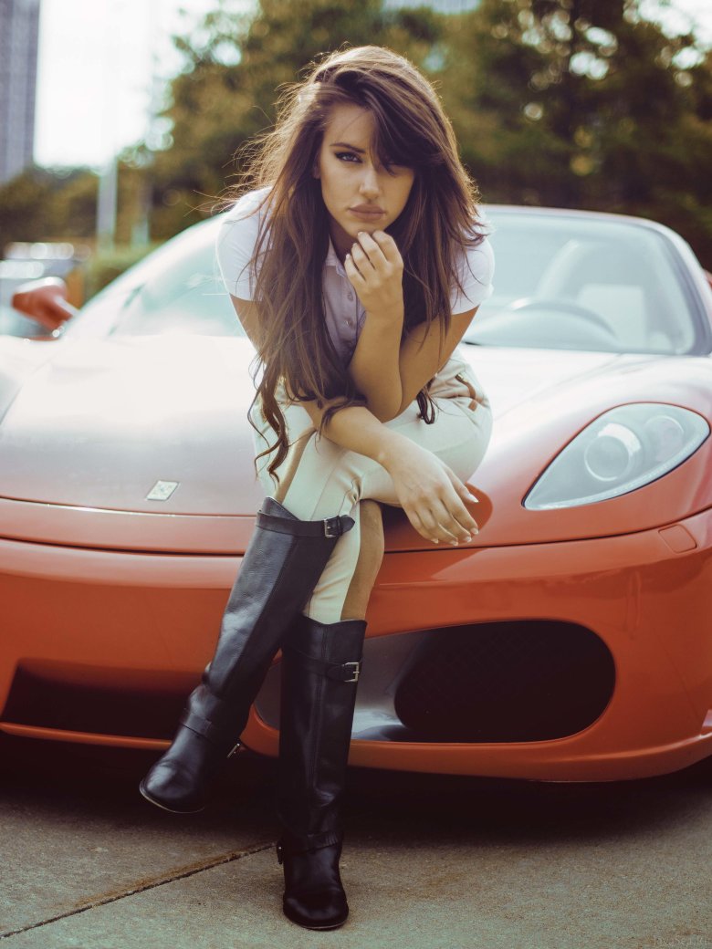 Девушка с машиной